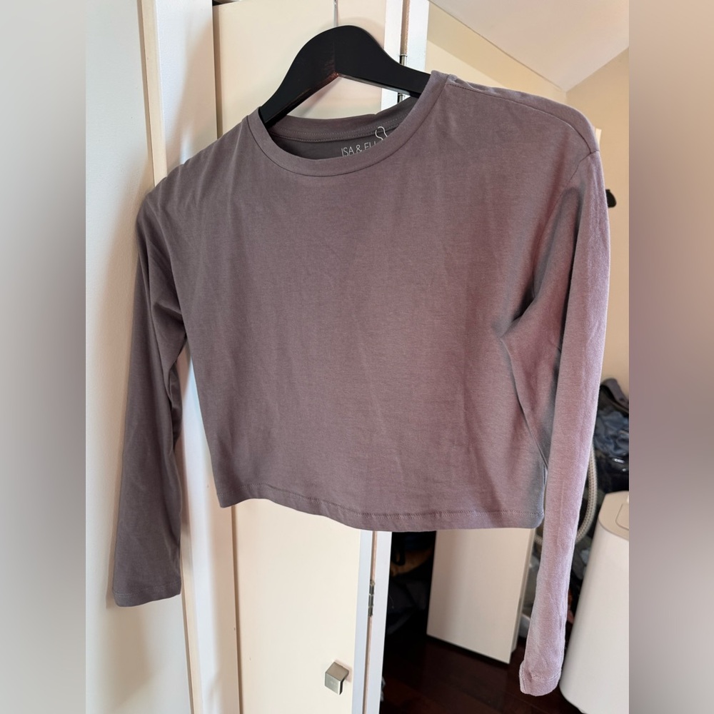 🟢 ISA & ELLA NWT SIZE XS GREY CROP LONG SLEEVE. 🟢